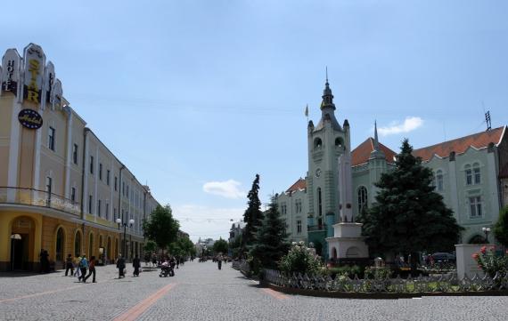 У Мукачевому відкривають торгові центри і парки раніше