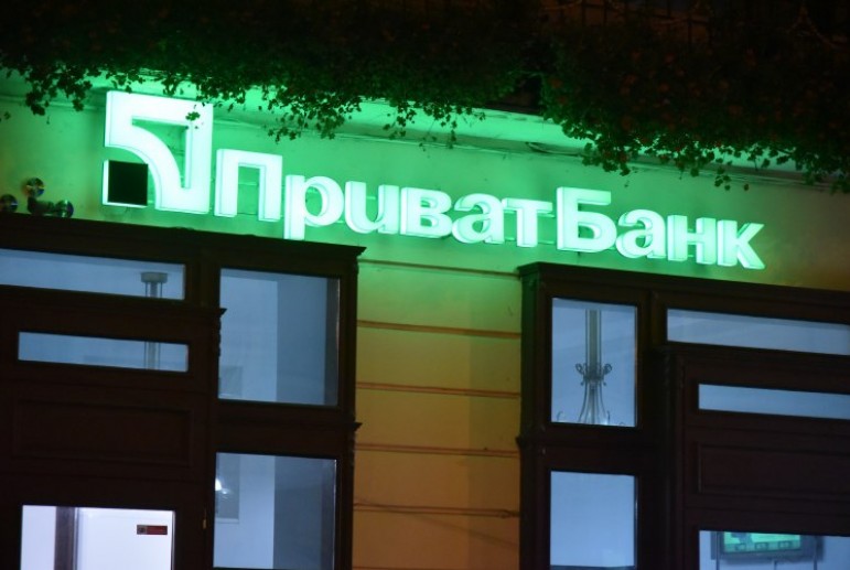 «ПриватБанк» дозволив знімати готівку з карток через каси магазинів і кафе