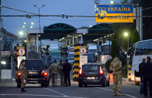 У чергах на пішохідному переході «Шегині» люди очікують по 10-12 годин