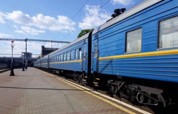 «Укрзалізниця» почала продаж квитків на спецрейси до Закарпаття
