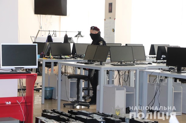 У Харкові накрили call-центри шахраїв, які дзвонили від імені банків
