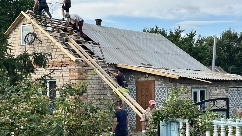 Бригади зі Львівщини відновили 40 осель на Херсонщині